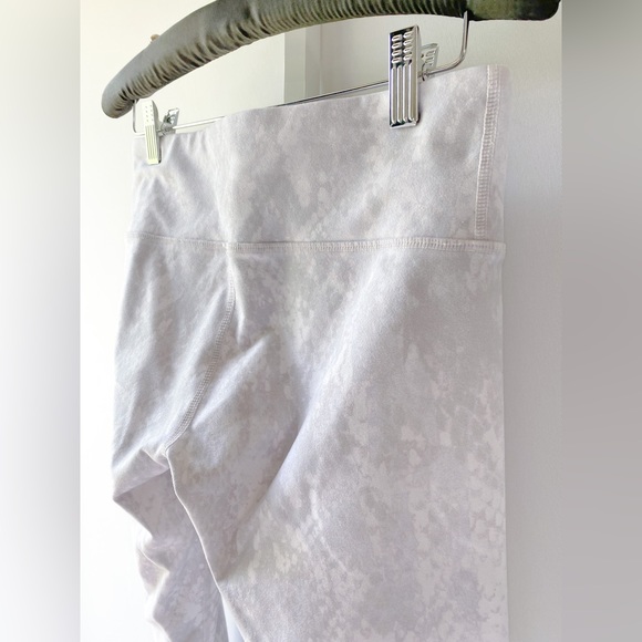 Alo XS white grey python snake print capri leggings workout pant - Picture 12 of 17